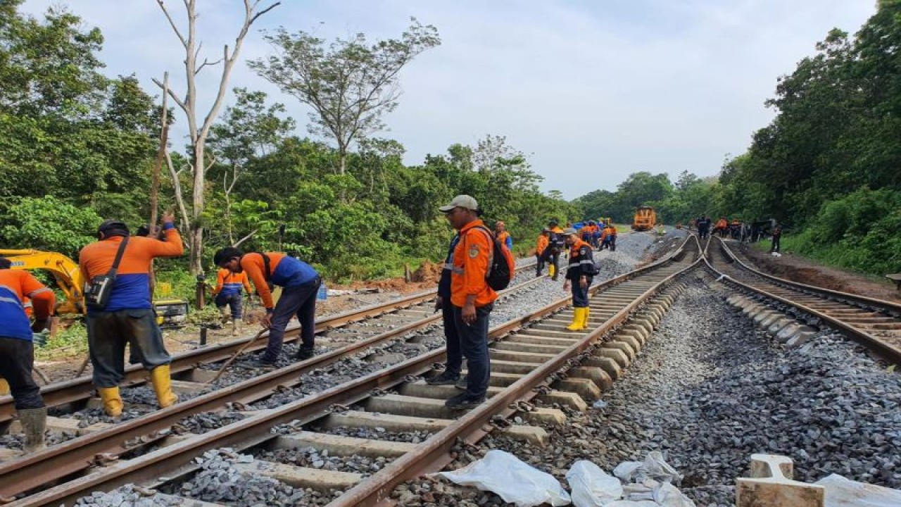 Petugas sedang berupaya melakukan perbaikan pada jalur KA yang ambles. ANTARA/HO-Humas KAI Tanjungkarang