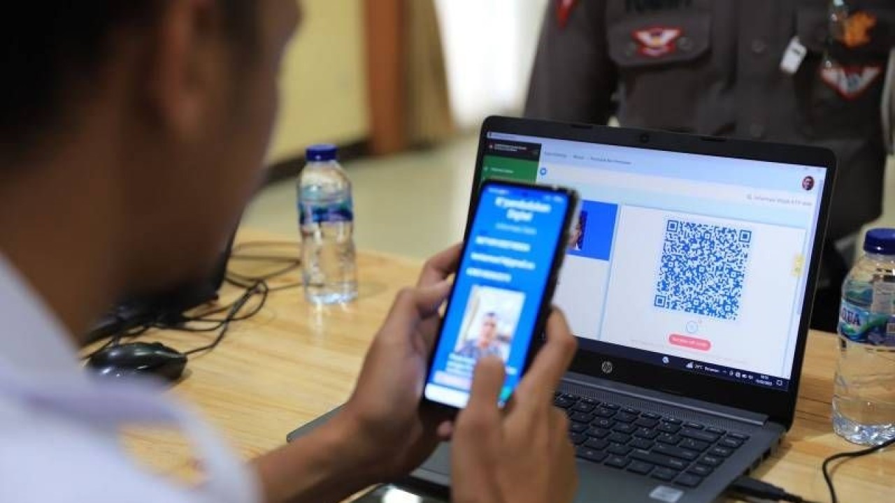 Petugas sedang memproses identitas kependudukan digital