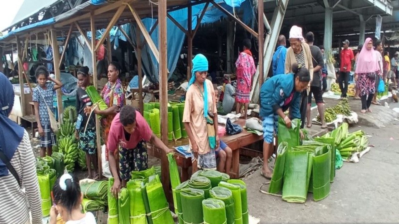 Suasana pasar Phara Sentani di Kabupaten Jayapura, Papua pada H-2 Idul Fitri 1444 Hijriah. (ANTARA/Agustina Estevani Janggo)