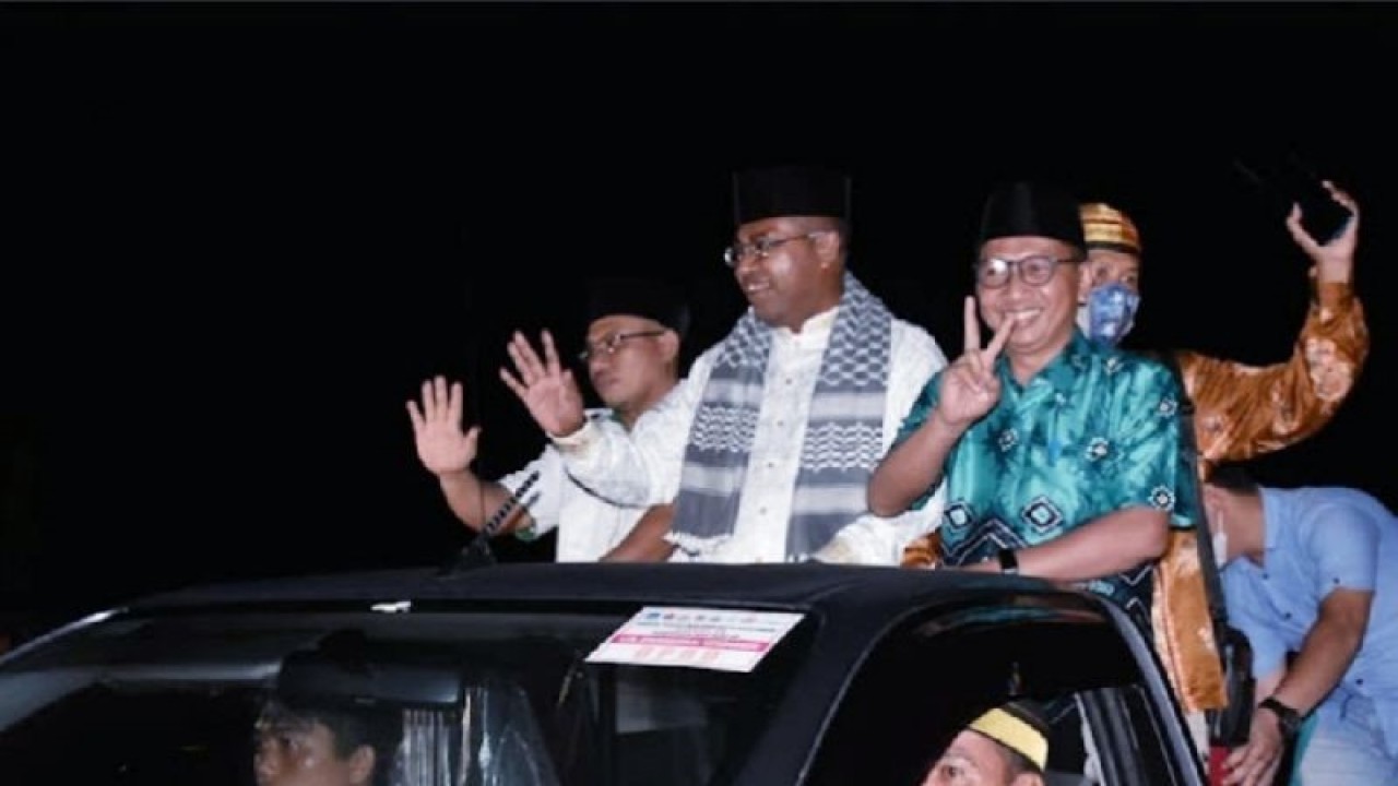 Bupati Biak Herry Ario Naap (baju koko putih) mengikuti takbir keliling didampingi Ketua MUI Biak periode 2018-2023 Ustaf Kamaruddin menyambut Idul Fitri 1443 H/2022. ANTARA/HO-Dokumentasi PHBI Biak