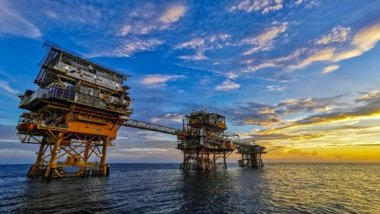Ilustrasi - Anjungan minyak lepas pantai yang dioperasikan PT Pertamina Hulu Indonesia (PHI). ANTARA/HO-PHI.