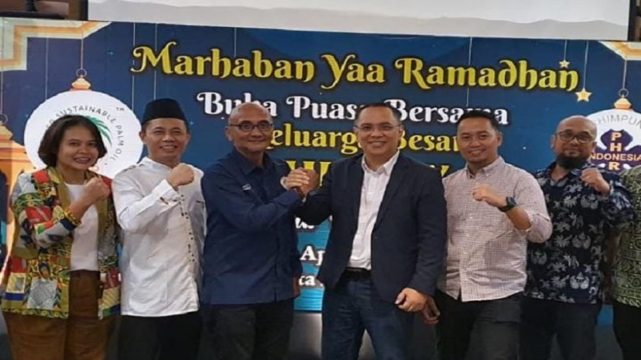 Ketua PHRI Yogyakarta, Deddy Pranowo Eryono (iga dari kiri) berjabatan tangan dengan RSPO Deputy Director Market Transformation, Indonesia, Mahatma Windrawan Inantha (tiga dari kanan) saat acara buka bersama PHRI Yogyakarta, Jumat (14/4/2023) (Antara/HO/RSPO)