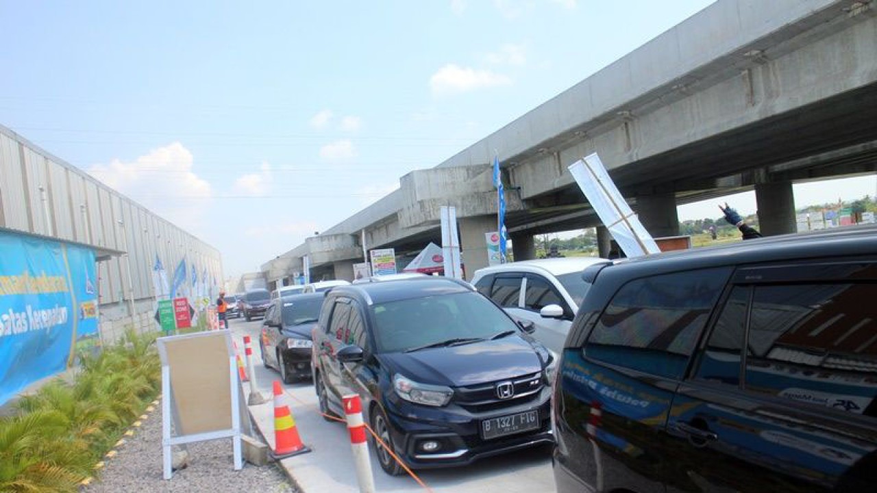 Sejumah kendaraan arus balik Lebaran saat melintas di pintu keluar tol fungsional Jogjakarta- Solo di Sawit Boyolali, Jateng, Selasa (25/4/2023). ANTARA/Bambang Dwi Marwoto.