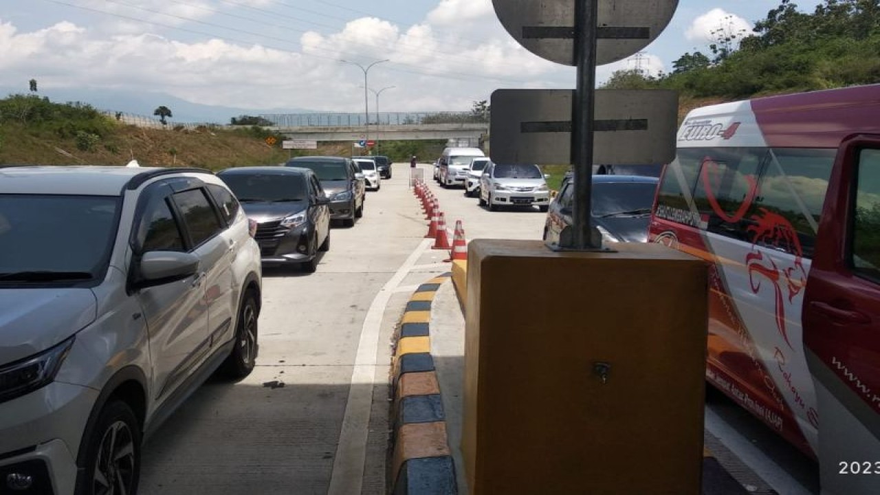 Suasana kendaraan di pintu Tol Sibanceh, Seulimum (ANTARA/HO)