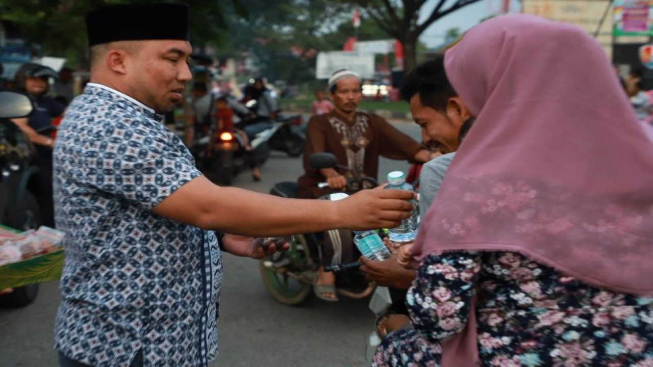Pj Bupati Aceh Besar Muhammad Iswanto bersama staf dan keluarga membagikan seratusan lebih paket takjil berbuka puasa bagi penguna jalan di simpang bundaran Blang Bintang, Aceh Besar, Senin(3/4/2023). ANTARA/HO
