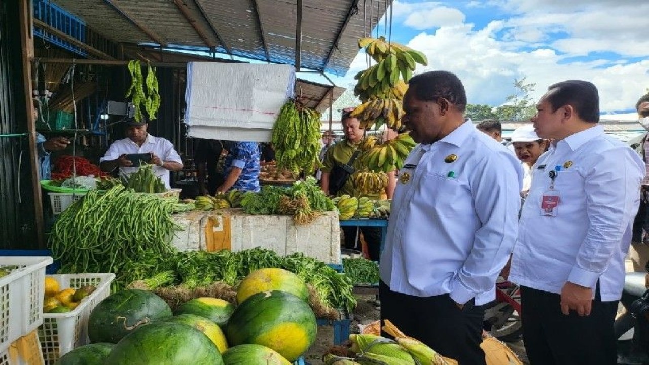 Pj. Gubernur Papua Pegunungan Nikolaus Kondomo saat melakukan monitoring terkait persediaan berbagai kebutuhan masyarakat di Wamena, Selasa. (ANTARA/HO/Dok Pemprov Papua Pegunungan)