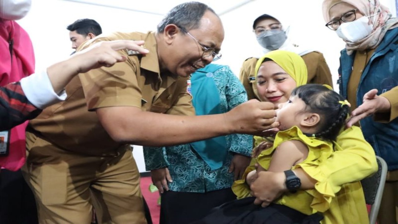 Penjabat (Pj) Wali Kota Cimahi Dikdik Suratno Nugrahawan mengajak seluruh masyarakat Cimahi segera membawa bayi atau balitanya untuk imunisasi polio di fasilitas kesehatan terdekat.