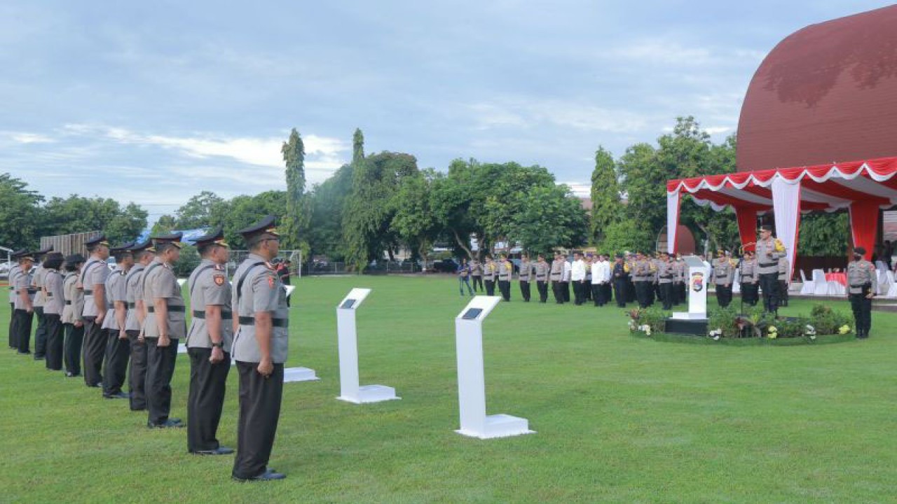 Kapolda NTB Irjen Pol. Djoko Poerwanto memimpin kegiatan sertijab 4 PJU dan 2 kapolres di Lapangan Bhara Daksa Polda NTB, Mataram, Jumat (28/4/2023). (ANTARA/HO-Polda NTB)