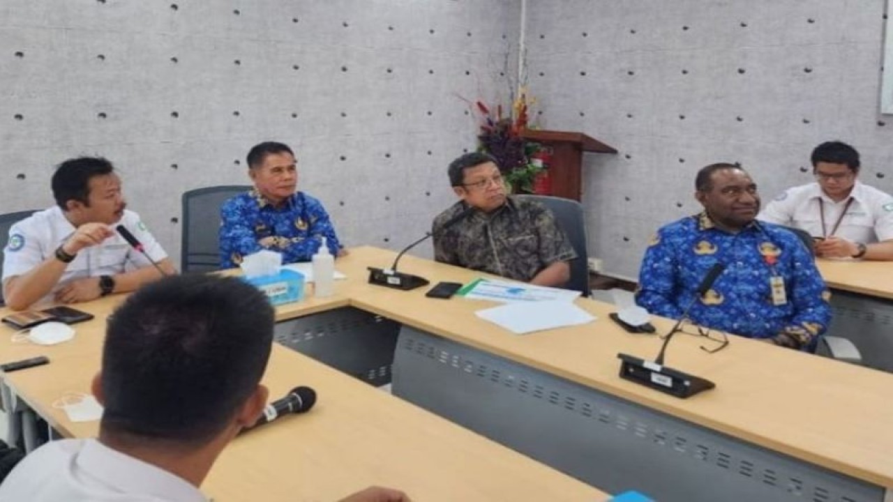 Plh Gubernur Papua Muhammad Ridwan Rumasukun saat melakukan kunjungan ke kantor BPJS Kesehatan setempat beberapa waktu lalu (ANTARA/HO-Humas BPJS Kesehatan Papua)