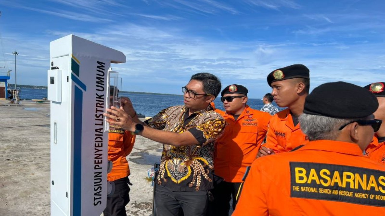Salah satu fasilitas Stasiun Penyedia Listrik Kapal Sandar (Splik) yang dihadirkan PLN Unit Induk Wilayah NTT di tiga daerah yaitu Kabupaten Flores Timur, Rote Ndao, dan Kupang. (ANTARA/HO-Humas PLN UIW NTT)