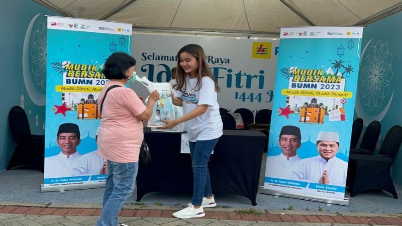 Pemudik menerima takjil gratis di di Posko Mudik Bersama BUMN yang terletak di rest area Km 84 B Pandaan - Malang.  (ANTARA/HO-Humas PLN)