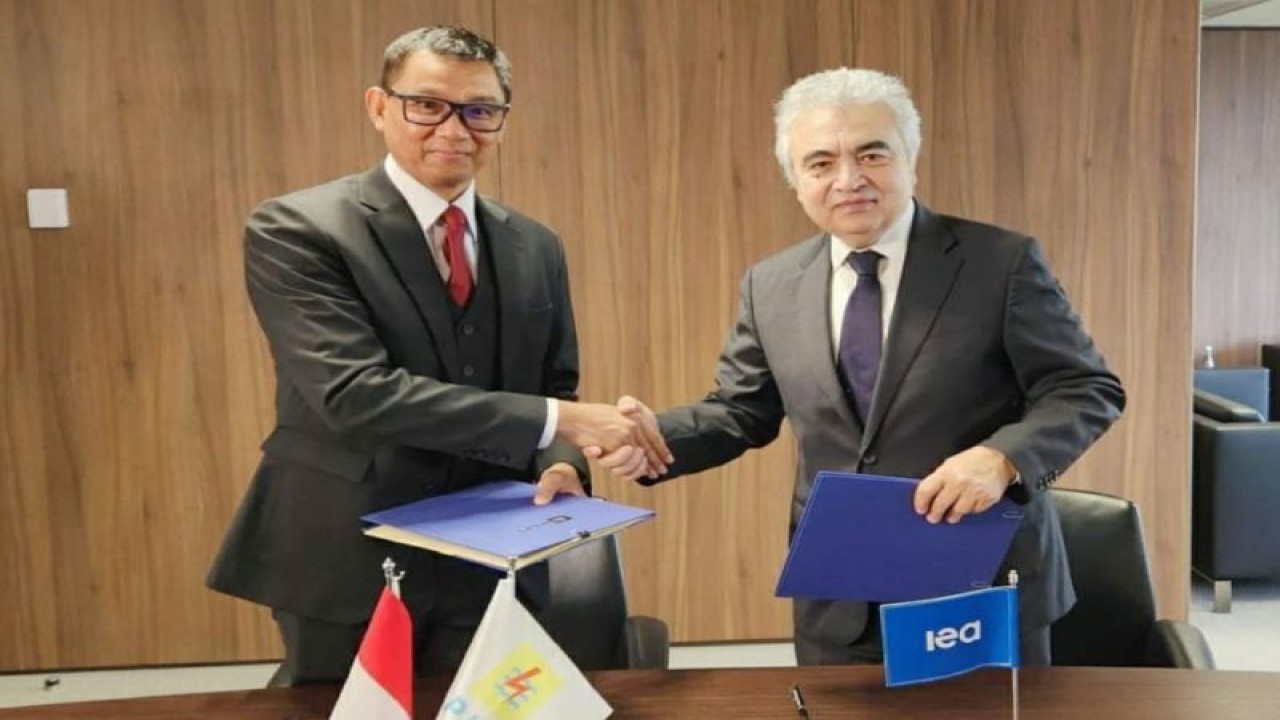 Direktur Utama PLN Darmawan Prasodjo (kiri) dan Executive Director of IEA Fatih Birol usai penandatangan nota kesepahaman (MoU) di Paris, Prancis, Selasa (18/4/2023). ANTARA/HO-PLN