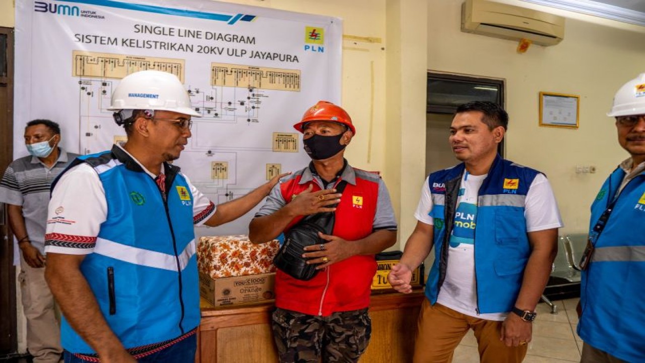 General Manager PLN Unit Induk Wilayah Papua dan Papua Barat, saat melakukan pengecekan posko-posko PLN di Kota Jayapura. (ANTARA/HO- Humas PLN UIW Papua dan Papua Barat)