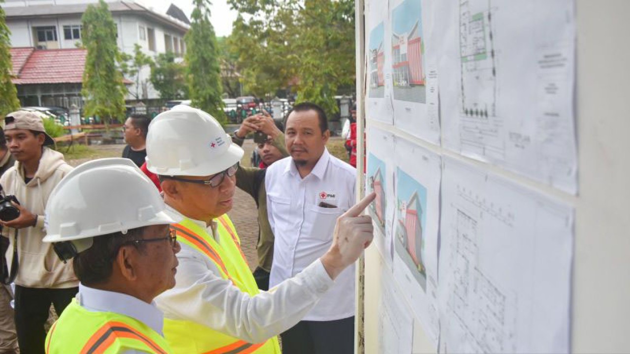 Gubernur Kalbar Sutarmidji melihat maket pembangunan gedung PMI yang baru akan dibangun (ANTARA/Sucia Lucinda)