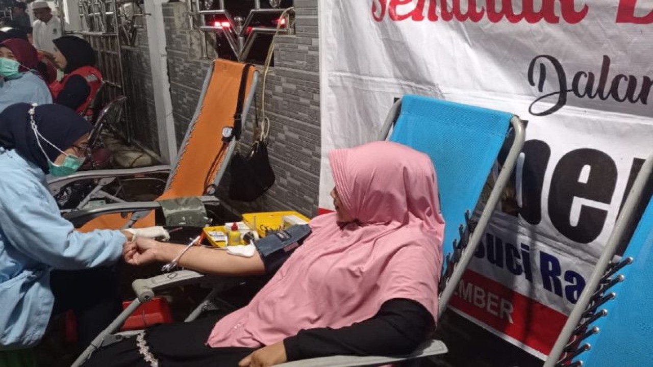 Kegiatan donor darah yang dilakukan PMI Jember usai shalat tarawih di masjid saat Ramadhan 1444 Hijriah. ANTARA/HO-PMI Jember