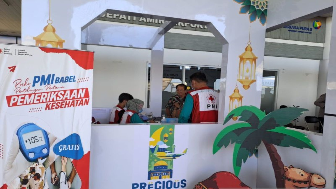 PMI Babel buka posko kesehatan di Bandara Depati Amir Pangkalpinang. (Aprionia)