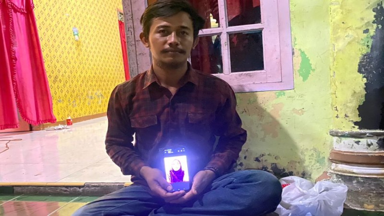 Nasrullah, suami isteri Nurcahyati seorang pekerja migran di Arab Saudi mendambakan bisa kembali ke Tanah Air, karena mengalami kekerasan dari majikanya. ANTARA/Mansur