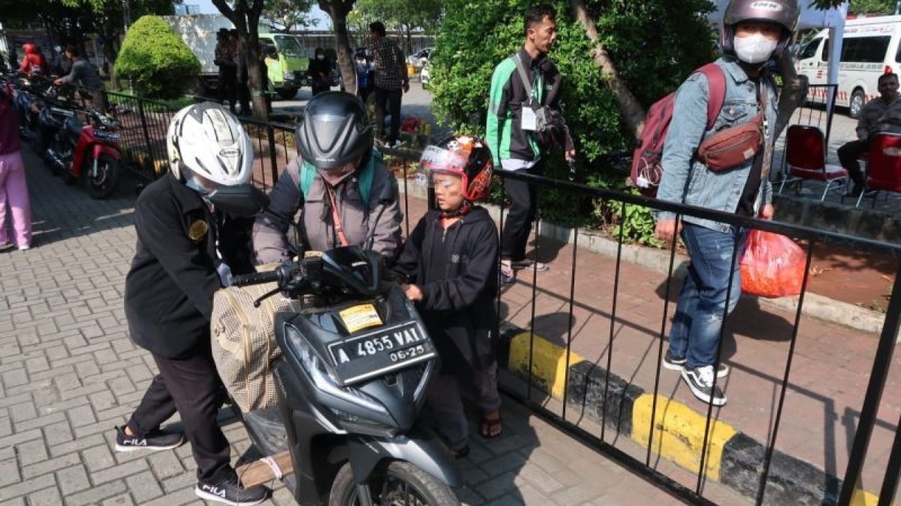 Pemilir sepeda motor sedang mengemas barang-barang di Pelabuhan Tanjung Priok, Jakarta Utara, Rabu (26/4/2023). (ANTARA/Sugiharto Purnama)