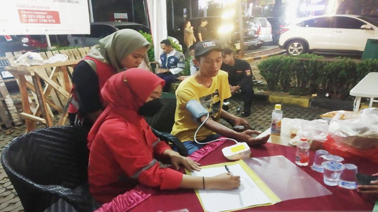 Petugas PMI sedang melakukan pemeriksaan kesehatan pemudik yang umumnya mengalami sakit kepala dan lemas. (ANTARA/Achmad Irfan)