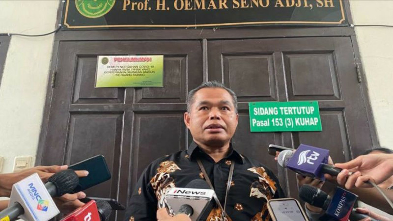 Pejabat Humas Pengadilan Negeri Jakarta Selatan Djuyamto memberikan keterangan kepada wartawan di Jakarta, Kamis (6/4/2023). ANTARA/Luthfia Miranda Putri