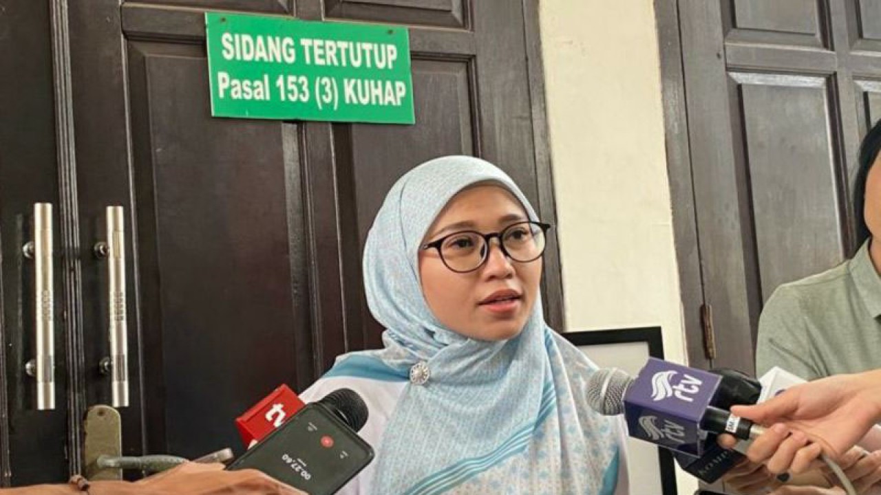Kuasa hukum D Mellisa Anggraini memberikan keterangan kepada wartawan di PN Jakarta Selatan, Kamis (6/4/2023). ANTARA/Luthfia Miranda Putri