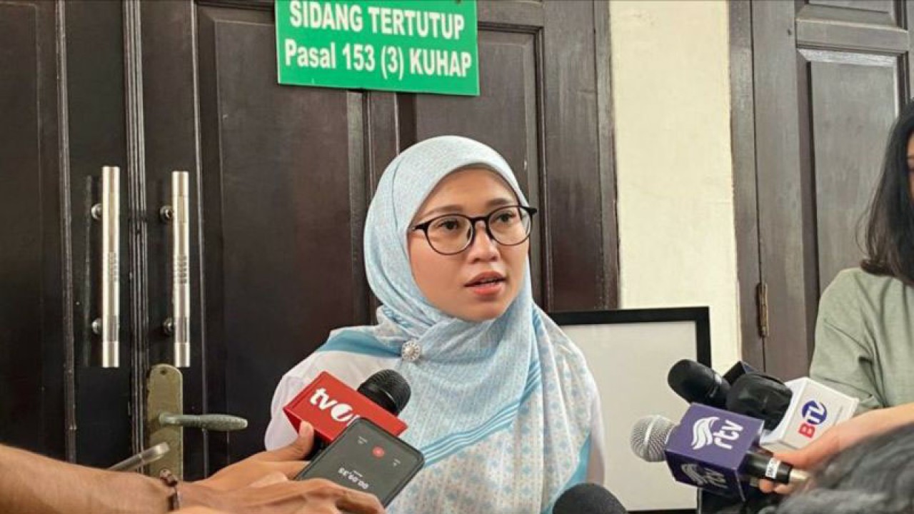 Kuasa hukum D Mellisa Anggraini memberikan keterangan kepada wartawan di PN Jakarta Selatan, Kamis (6/4/2023). ANTARA/Luthfia Miranda Putri