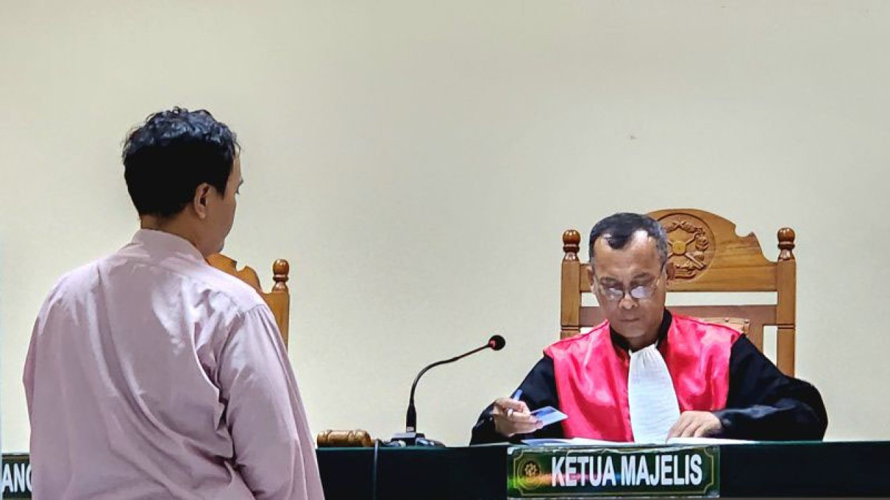 Hakim Tunggal Kairul Salah menyidangkan permohonan praperadilan terhadap kasus lima anggota polisi calo penerimaan Bintara Polri 2022 di PN Semarang, Selasa. (11/4/2023) ANTARA/ I.C.Senjaya