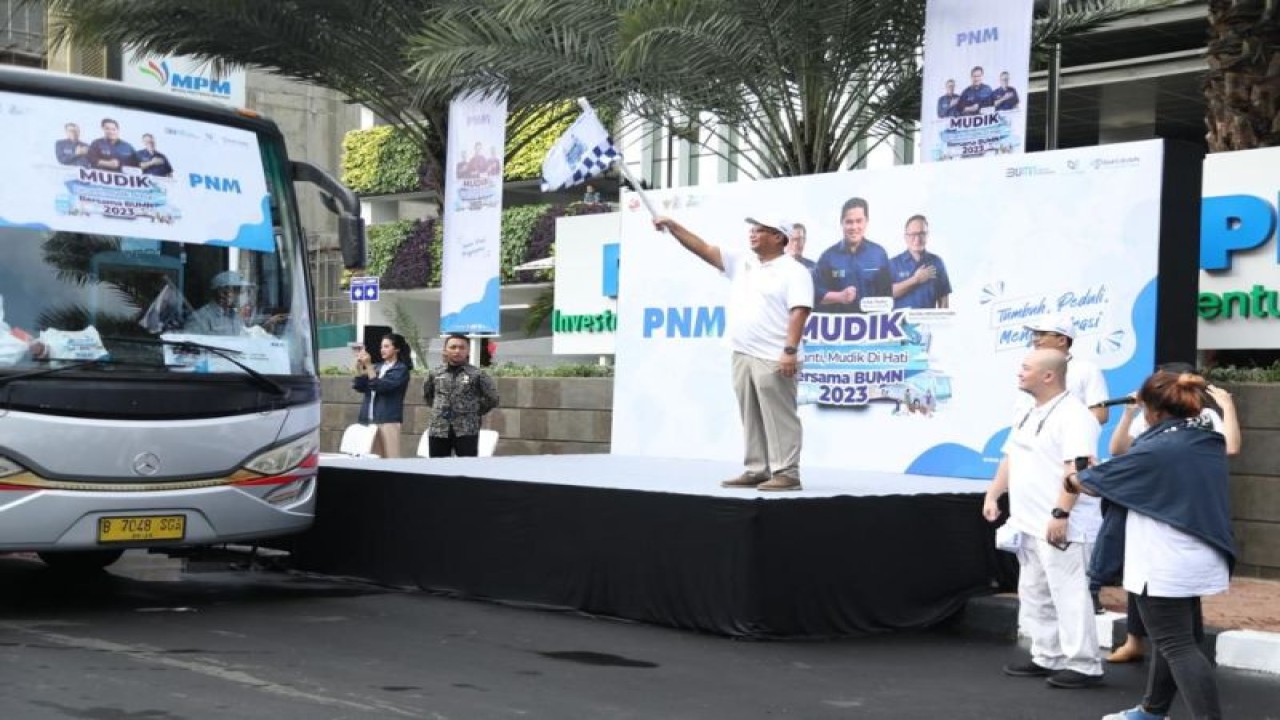 Direktur Operasional PT PNM Sunar Basuki dalam acara flag off peserta Mudik Bersama BUMN 2023 di Jakarta, Selasa (18/4/2023). ANTARA/HO-PT PNM
