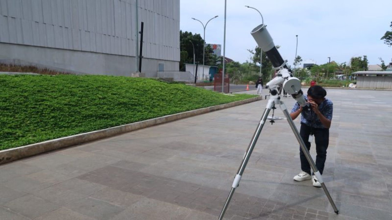 Seorang petugas Planetarium dan Observatorium Jakarta (POJ) mengamati kondisi matahari di halaman POJ, Cikini, Jakarta Pusat, Kamis (6/4/2023). (ANTARA/Sugiharto Purnama)