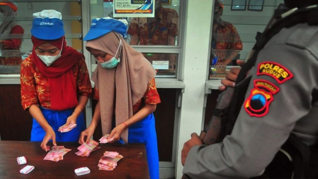 Pekerja menghitung uang tunjangan hari raya (THR) yang diterimanya saat pembagian di pabrik rokok di Kudus, Jawa Tengah, Selasa (11/4/2023). ANTARA FOTO/Yusuf Nugroho