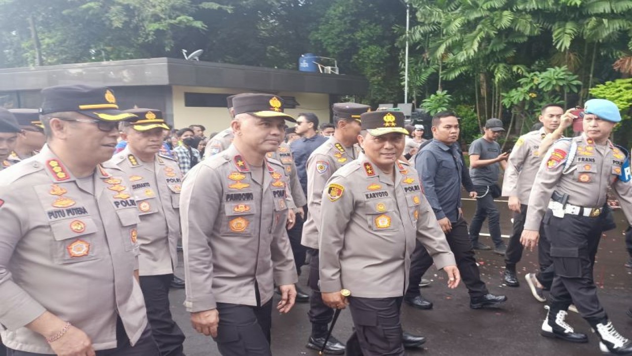 Irjen Pol Karyoto (ketiga dari kiri) usai mengantarkan Komjen Pol Fadil Imran di acara pisah sambut Kapolda Metro Jaya di Jakarta, Senin (3/4/2023). (ANTARA/Ilham Kausar)