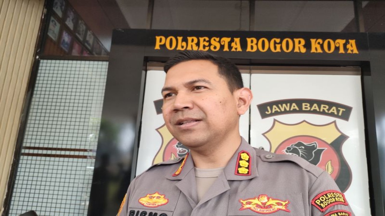 Kapolresta Bogor Kota Kombes Pol. Bismo Teguh Prakoso saat diwawancarai usai menghadiri rapat koordinasi lintas sektoral tahun 2023 dalam rangka kesiapan pengamanan Idul Fitri 1444 hijriyah di Makopolresta Bogor Kota, Kamis (6/4/2023). (ANTARA/Linna Susanti)