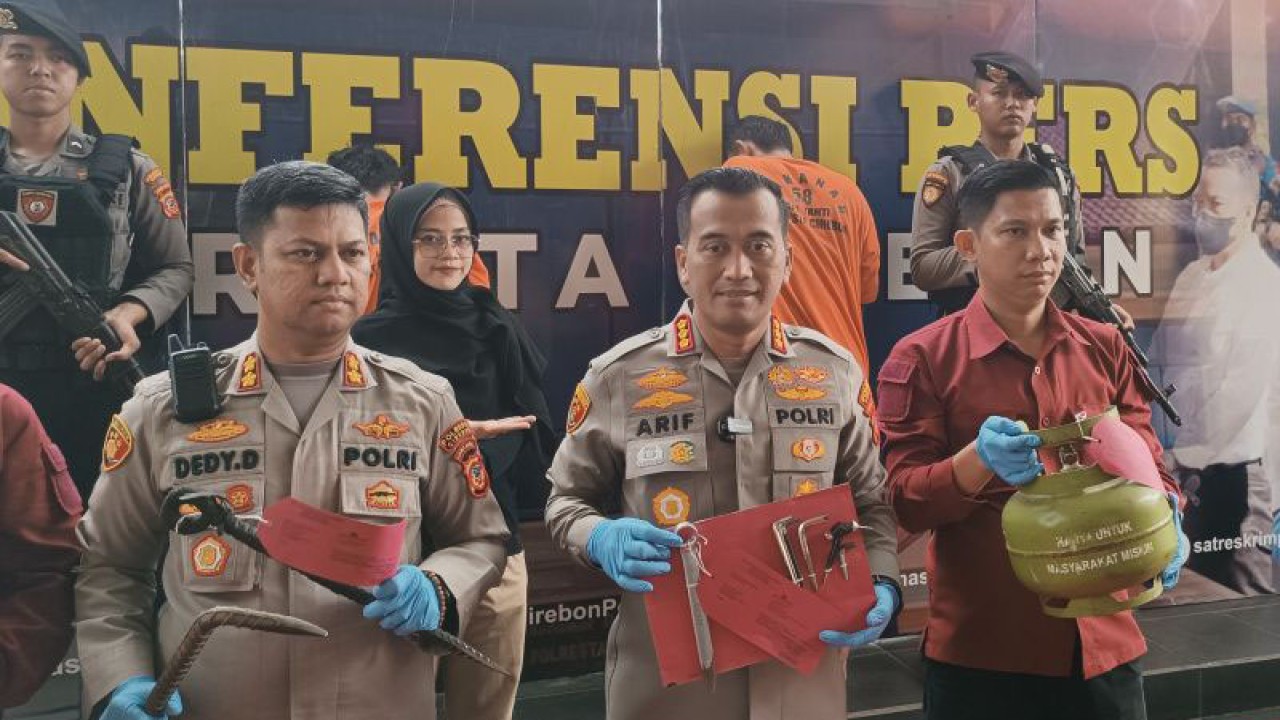 Kapolresta Cirebon Kombes Pol. Arif Budiman (kedua kanan) menunjukkan barang bukti di Cirebon, Jawa Barat, Kamis (6/4/2023). (ANTARA/Khaerul Isan)