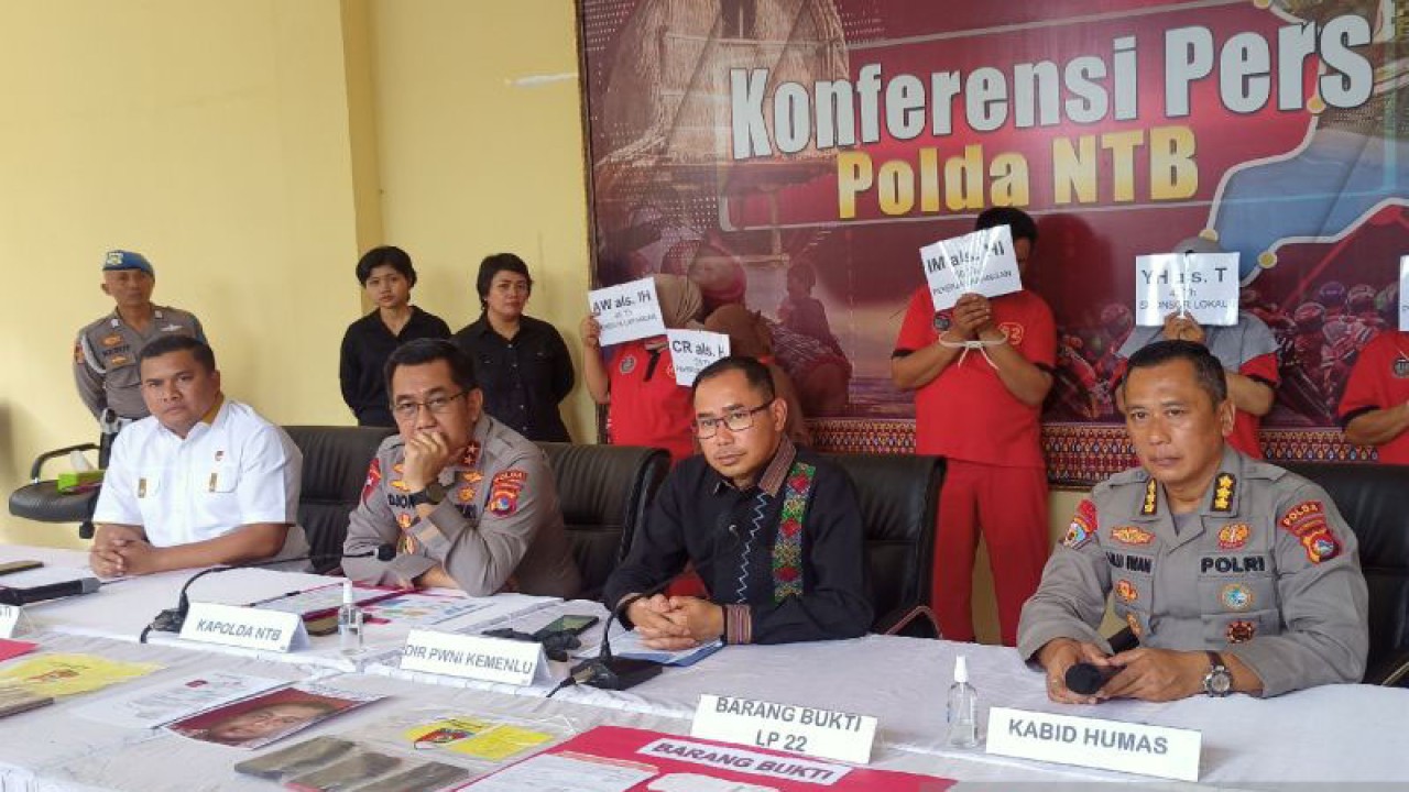 Dokumentasi - Kapolda NTB Irjen Pol. Djoko Poerwanto (keempat kiri) dalam konferensi pers pengungkapan kasus sindikat perdagangan orang tujuan pemberangkatan ke Turki di Mataram, Kamis (30/3/2023). ANTARA/Dhimas B.P.