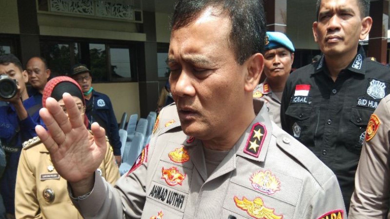 Kepala Kepolisian Daerah Jawa Tengah Irjen Polisi Achmad Lutfhi saat memberikan keterangan pengamanan arus mudik Lebaran 2023 di Batang, Selasa (11/4/2023). (ANTARA/Kutnadi)