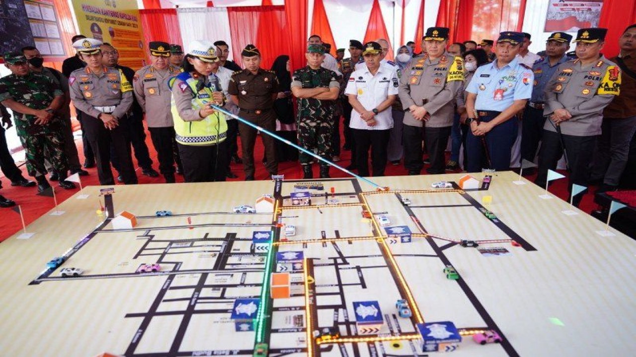 Gubernur Riau Syamsuar bersama Kapolda Riau Irjen Pol. Mohammad Iqbal meninjau pos pengamanan mudik Lebaran 2023 di Pekanbaru, Riau, Kamis (20/4/2023). (ANTARA/Frislidia)