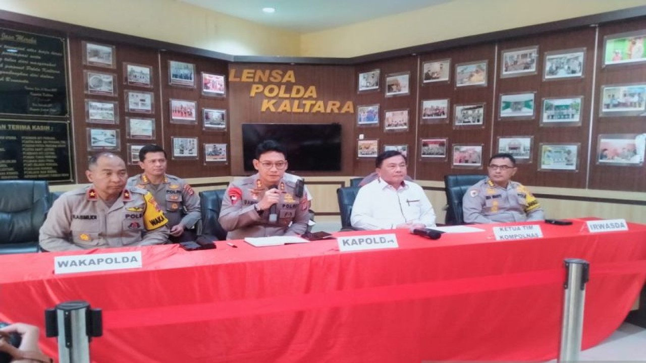 Kapolda Kaltara Irjen Pol. Daniel Adityajaya (dua kir) didampingi jajaran menyampaikan keterangan pers diikuti Ketua Pelaksana Kompolnas Irjen Pol. (Purn.) Benny Josua Mamoto (dua kanan) di Mapolda Kaltara di Tanjung Selor, Bulungan, Kaltara, Kamis (27/4/2023) sore. ANTARA/Muh. Arfan