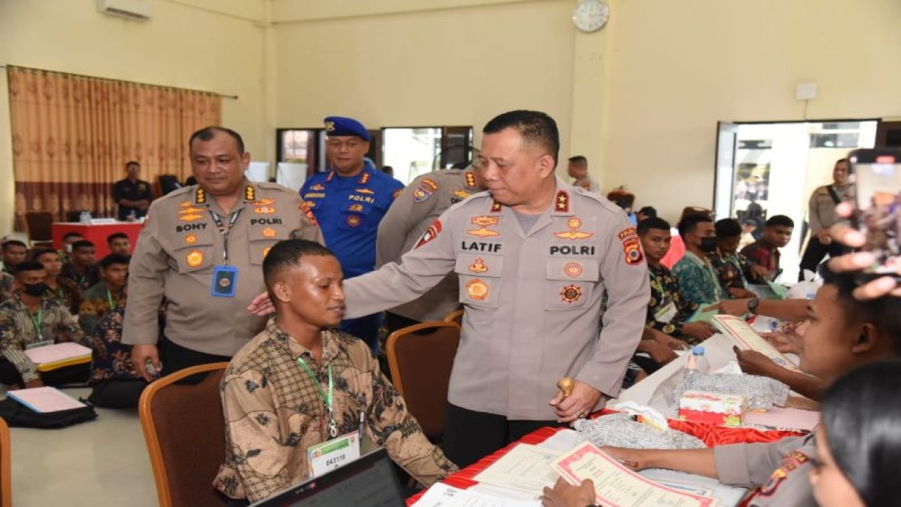 Kapolda Maluku Irjen Pol Lotharia Latif saat menyapa peserta seleksi anggota Polri, di Ambon, Kamis (27/4/2023). ANTARA/HO-Polda Maluku