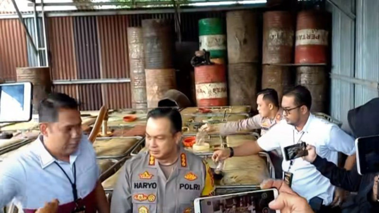 Kepala Kepolisian Resor Kota Besar Palembang Kombes Pol Haryo Sugihartono bersama Kepala Satuan Reserse Kriminal Kepolisian Resor Palembang AKBP Haris Dinza menutup gudang solar ilegal di Kertapati, Palembang, Sumatera Selatan, Sabtu (29/4/2023). ANTARA/M Riezko Bima Elko P/22.