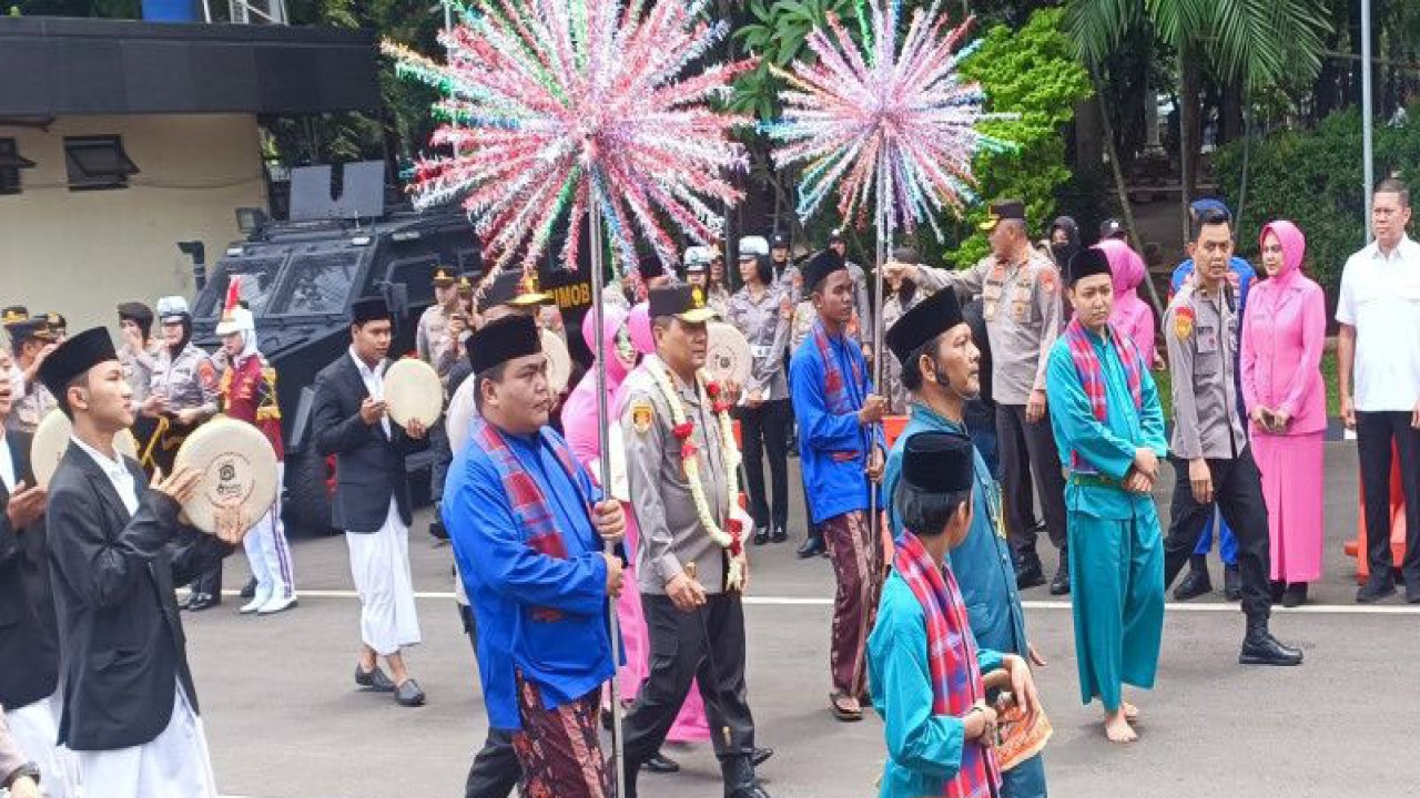 Irjen Pol Karyoto (menggunakan kalung bunga) saat penyambutan menggunakan tradisi Betawi, palang pintu di Polda Metro Jaya, Senin (3/4/2023) ANTARA/Ilham Kausar