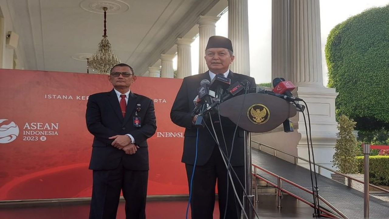 Kepala BNPT Komjen Pol. Rycko Amelza saat memberikan keterangan di Kompleks Istana Kepresidenan, Jakarta, Senin (3/4/2023). (ANTARA/Mentari Dwi Gayati)