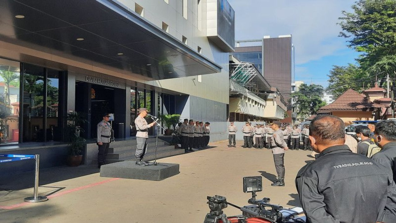Kepala Divisi Humas Polri Irjen Pol. Sandi Nugroho menyampaikan amanat dalam gelar kesiapan Satgas Humas Polri dalam mendukung Operasi Ketupat 2023 di Mabes Polri, Jakarta, Rabu (12/4/2023). ANTARA/Laily Rahmawaty