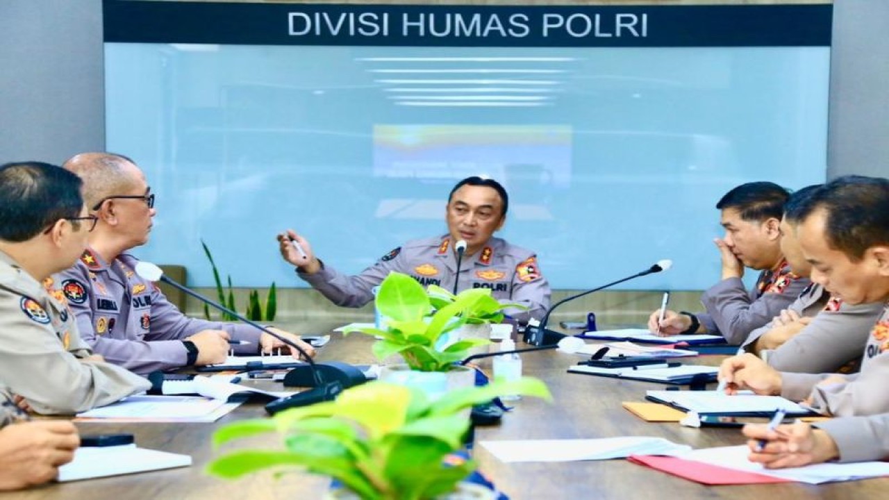 Kepala Divisi Humas Polri Irjen Pol. Sandi Nugroho memberikan pengarahan kepada jajaran Divisi Humas Polri di Jakarta, Jumat (28/4/2023). (ANTARA/HO-Divisi Humas Polri)