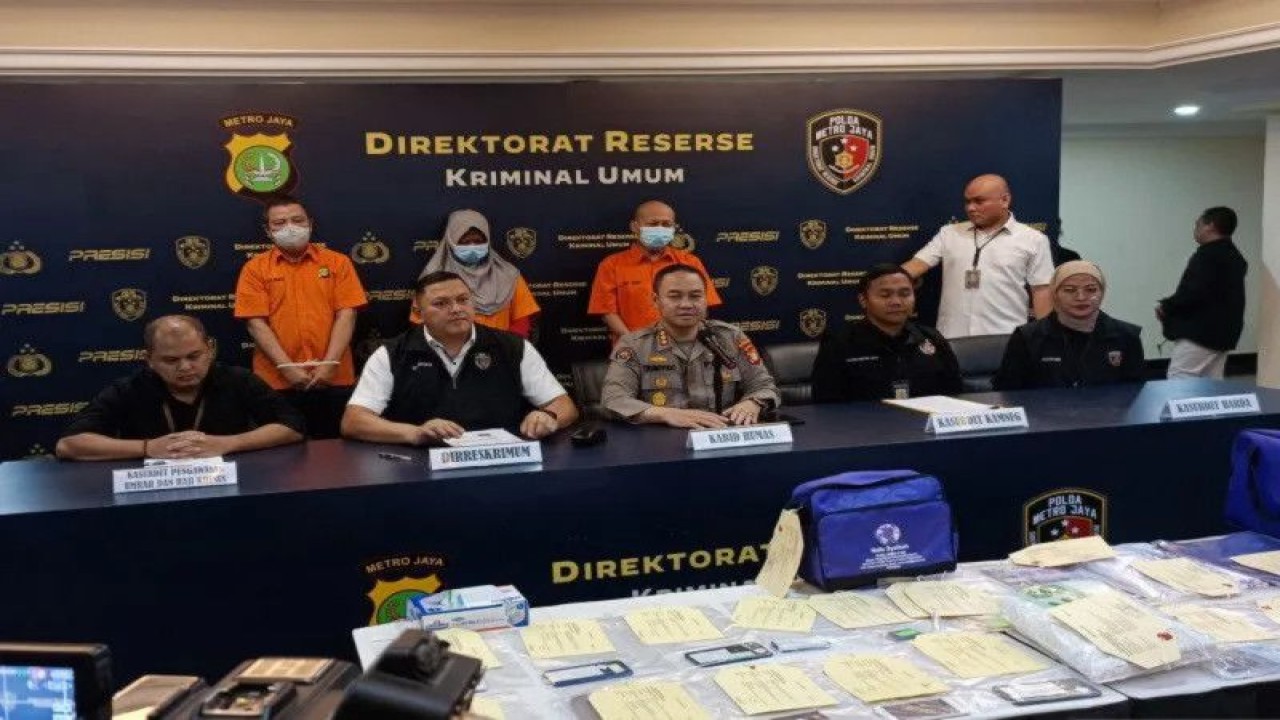 Direktur Reserse Kriminal Umum Polda Metro Jaya Kombes Pol Hengki Haryadi (kedua dari kiri) bersama Kabid Humas Polda Metro Jaya Kombes Pol Trunoyudo Wisnu Andiko (tengah) bersama jajaran saat konferensi pers di Jakarta, Kamis (30/3/2023). ANTARA/Ilham Kausar