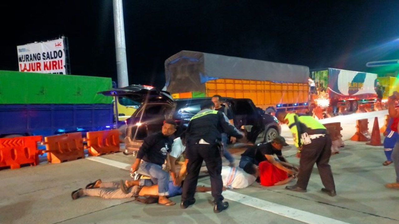 Ditlantas Polda Riau saat mengamankan pelaku beserta mobil yang mengangkut narkoba di gerbang tol Pekanbaru-Dumai, Sabtu (1/4/2023). ANTARA/HO-Polda Riau