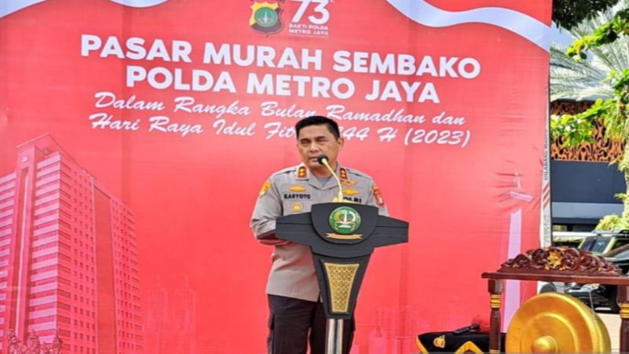 Kapolda Metro Jaya Irjen Pol Karyoto saat memberikan sambutan di acara "Pasar Murah Sembako Polda Metro Jaya" di Jakarta, Kamis (6/4/2023). ANTARA/Ilham Kausar