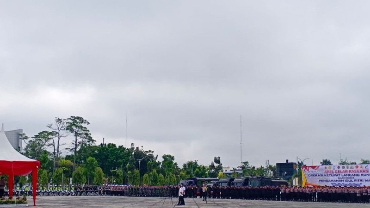Polda Riau dan tim gabungan saat apel gelar pasukan pengamanan Idul Fitri 2023 di Pekanbaru, Senin (17/4/23). (ANTARA/Annisa Firdausi)
