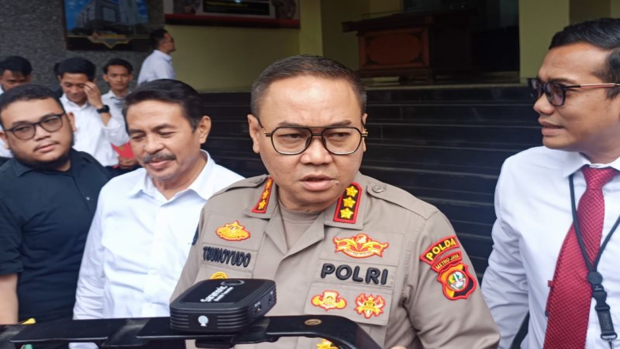 Kabid Humas Polda Metro Jaya Kombes Pol Trunoyudo Wisnu Andiko saat diwawancarai di Jakarta, Senin (10/4/2023) ANTARA/Ilham Kausar