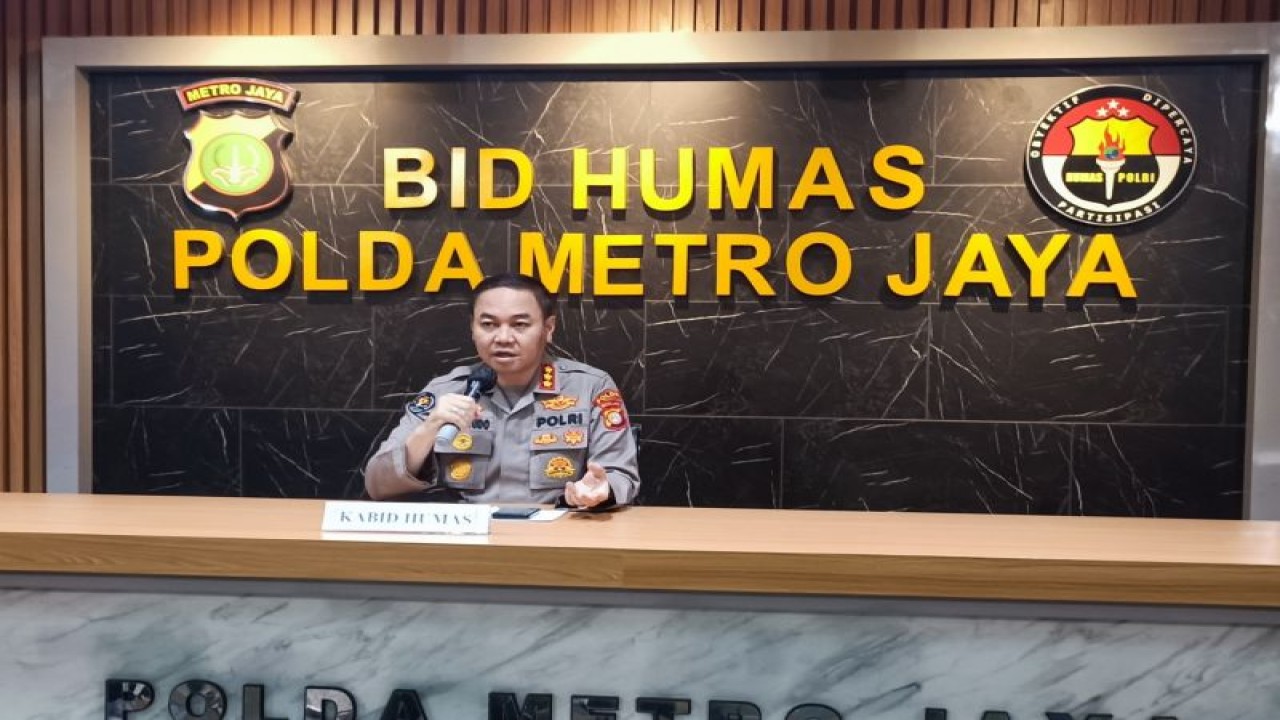 Kabid Humas Polda Metro Jaya Kombes Pol Trunoyudo saat konferensi pers di Jakarta, Selasa (4/4/2023). (ANTARA/Ilham Kausar)