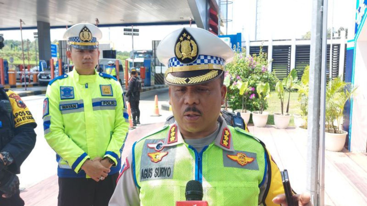 Direktur Lalu Lintas Polda Jawa Tengah Kombes Pol Agus Suryonugroho berikan keterangan kepada wartawan di Gerbang Tol Kalikangkung, Semarang, Jawa Tengah, Selasa (25/4/2023). ANTARA/Fianda Sjofjan Rassat